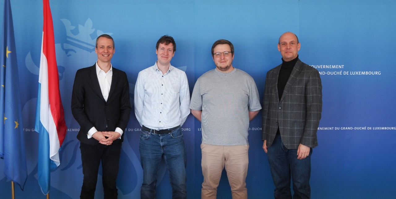 (de g. à dr.) Ministre Serge WILMES ; David HENTGES (AEV); Laurent GARBAY (AGE); Luc ZWANK (AEV)