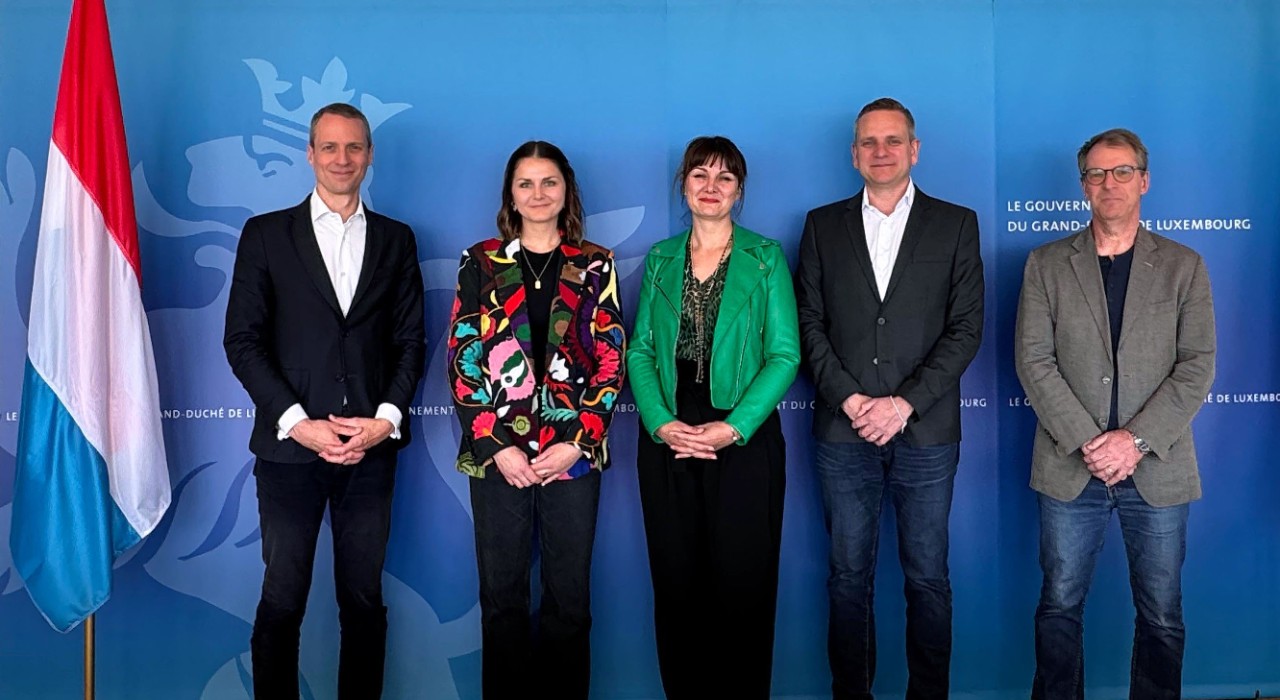 (de g. à dr.) Serge Wilmes, ministre de l'Environnement, du Climat et de la Biodiversité; Pamela Hasanovic, AGE; Magalie Lysiak, AGE; Charles Hurt, MECB; Marco Vivani, AGE