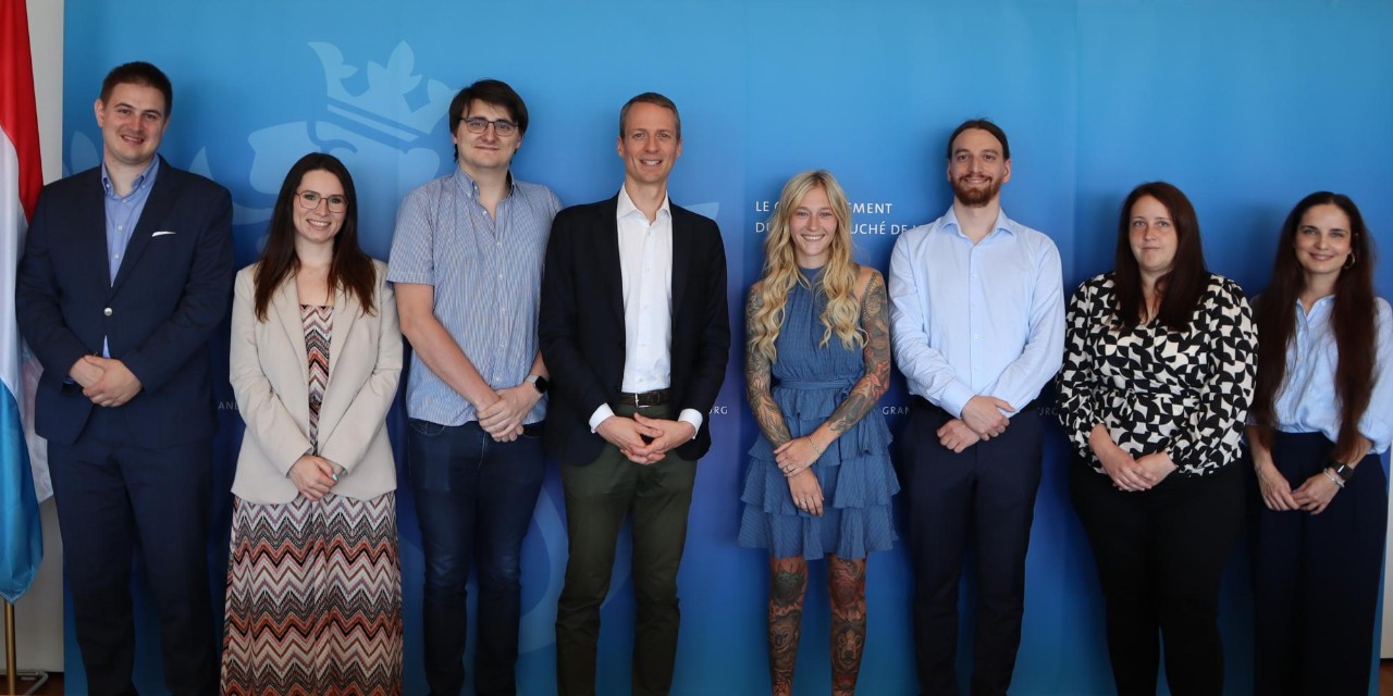 (de g. à dr.) Ben FELGEN (AEV) ; Sophie HOFMANN (AEV) ; Sam RIES (AEV) ; Ministre Serge WILMES ; Laura BEVER (AEV) ; Mathis WOLTER (AEV) ; Jil FISCHBACH (AEV) ; Elsa TEIXEIRA (AGE)